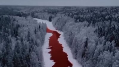 Кадри на кървава река обиколиха интернет Те показват река Искитимка