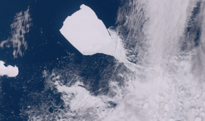 Въпреки непрогледната гъста мъгла над водите на Антарктика Иън Страхан