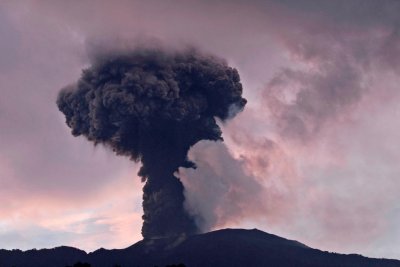 Ново изригване на планината Мерапи в Индонезия в Ява изпрати огромен облак
