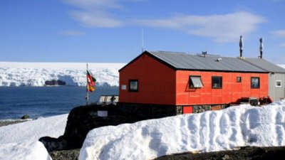 По време на Националната антарктическа експедиция на остров Ливингстън геологът