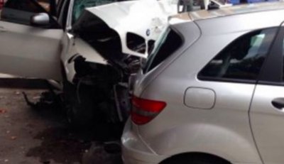 29 годишна жена извърши три катастрофи наведнъж и потроши четири коли бягайки