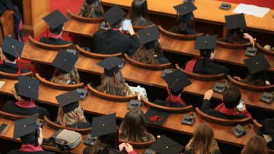 Синдикатите искат по-високи заплати за преподавателите във ВУЗ-овете