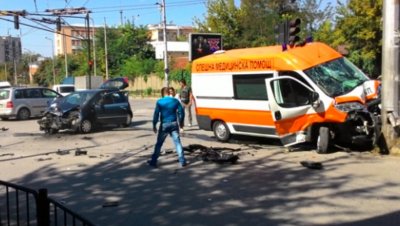 Катастрофа между линейка с пациент и кола стана в Шумен