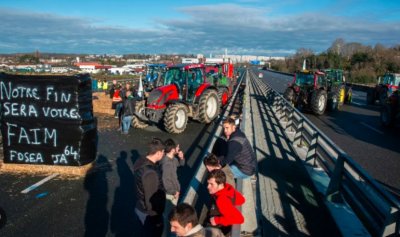 Организации представляващи френските фермери заплашиха да блокират Париж за неограничен