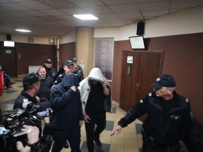 Полицаите, обвинени в изнудвания, остават в ареста в Пловдив