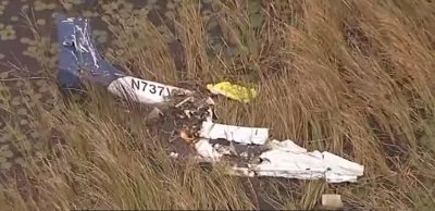 Двама души загинаха в неделя след като малък самолет се блъсна в