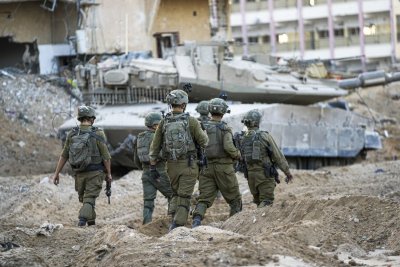 Израелската армия призова палестинските жители на град Хан Юнис в