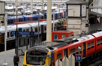Великобритания е изправена пред още една седмица на прекъснат транспорт поради железопътни стачки
