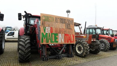 Десетки италиански фермери организираха протест с трактори близо до Милано последната от поредицата