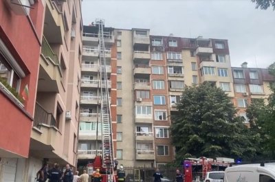 Трима души са обгазени при пожара в столичния квартал Слатина