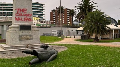 Аборигени: Прерязаха краката на статуя на капитан Кук в Мелбърн