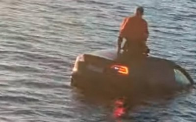 Плаваща сауна спаси потъващ в Северно море автомобил