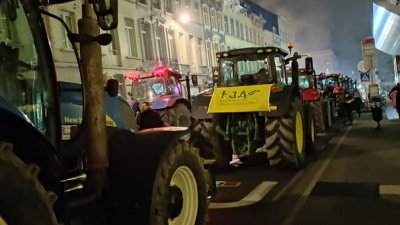 Фермери блокираха рано тази сутрин периметъра около Европейския парламент в