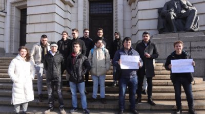 Студенти по право от Юридическия факултет се събраха пред Софийския
