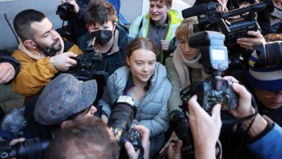 Климатичната активистка Грета Тунберг пристигна в лондонски съд за заведеното срещу нея