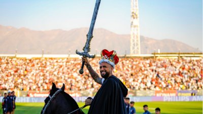 Полузащитникът Артуро Видал язди кон и размахва меч на представянето