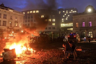 Фермери запалиха огньове в Брюксел 
