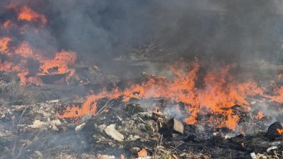 Гори сметище до гара Искър