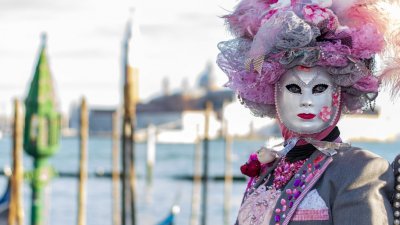 Стотици хиляди гости на карнавала във Венеция се наслаждават на