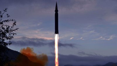 Северна Корея е изстреляла крилати ракети край западните си брегове