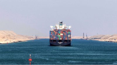 Спад на корабоплаването по Суецкия канал с почти 50% само в рамките на 10 дни