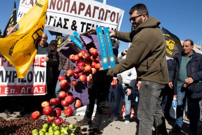 Фермерите в Гърция блокират пътища