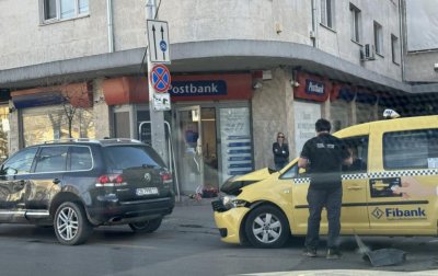 Джип и такси се удариха на ключово кръстовище в София (СНИМКИ)