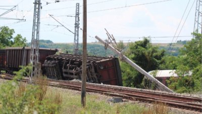 Два вагона на товарен влак дерайлираха на гара Раднево Влаковата