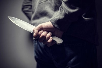 Арестуваха пиян перничанин, нападнал с нож жена си