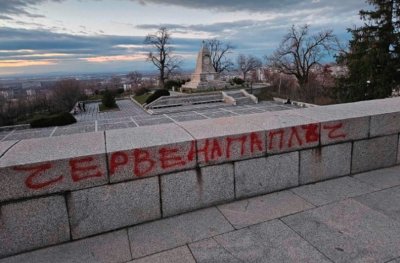 "Червена паплЪч": Пак надраскаха паметника на "Альоша" (ВИДЕО)