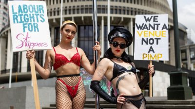 Стриптийзьорки на протест пред парламента на Нова Зеландия