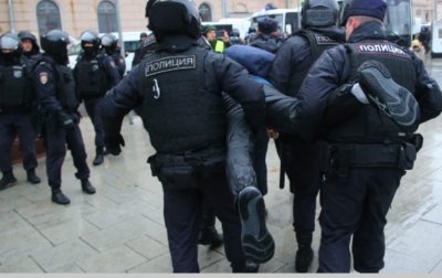 Полицията в Русия е задържала днес най малко 20 журналисти по
