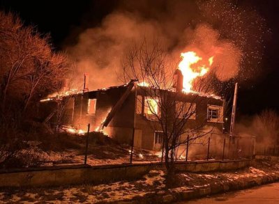 Пет къщи изгоряха до основи през нощта в квартал Република