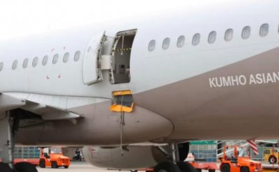 Турист отвори вратата на самолет миг преди излитане