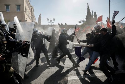 Сблъсъци между протестиращи студенти са избухнали тази сутрин в центъра на Атина съобщи