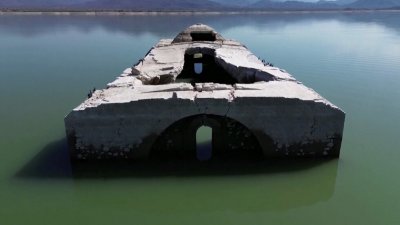 Над повърхността на язовир в Мексико се появи цървка построена
