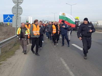 Земеделците край Пловдив затвориха АМ "Тракия", пробиха полицейския кордон