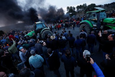 И днес продължава стачката на фермерите в Испания Вчера стотици