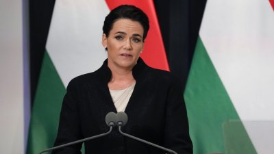 Помилването на педофил бутна от стола унгарския президент