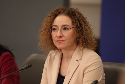 Социалният министър Иванка Шалапатова обяви че заплатите на работещите в