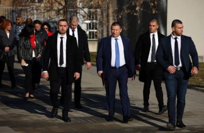 Изпълняващият функциите главен прокурор Борислав Сарафов заедно с екип от прокурори влязоха