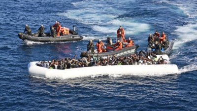 Атина отрече да е обстрелвала лодки с мигранти