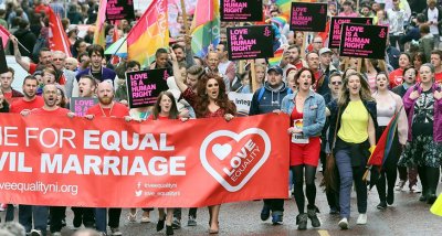 Северна Ирландия вдига забраната за гей бракове и аборти