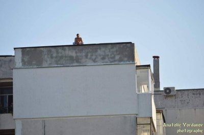 Психопат мята тухли по деца, после избяга