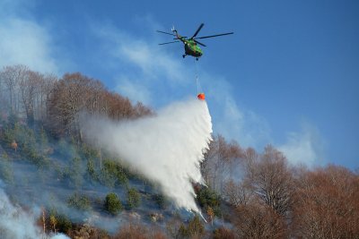 Вертолет на ВВС гаси огъня в Рила