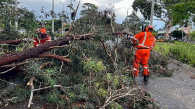 Мощни бури отвяха Австралия