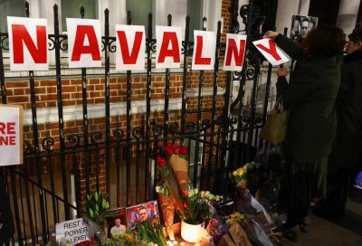 Два дни след смъртта на Алексей Навални близките му продължават