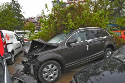 Нов ужас на метри от лобното място на Милен Цветков: Шофьор помете пешеходка и 4 паркирани коли