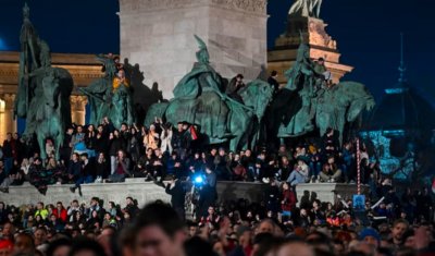 Десетки хиляди унгарци протестираха снощи в Будапеща след президентското помилване