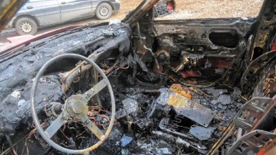 Кола се заби в масивна ограда и се запали в русенското село